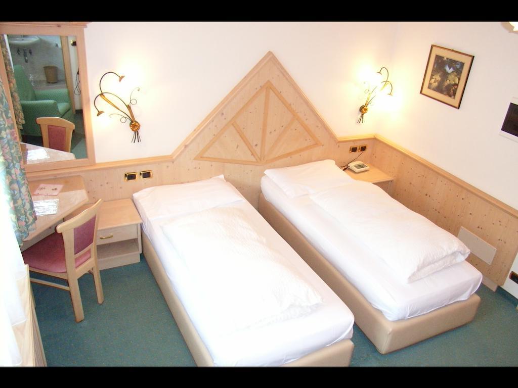 Hotel Olympia Arabba Room photo